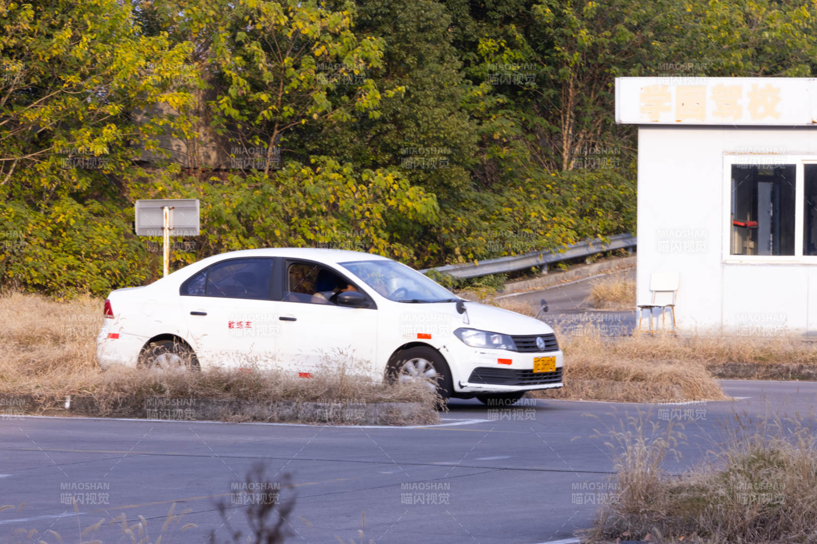 白色轿车停路边图片