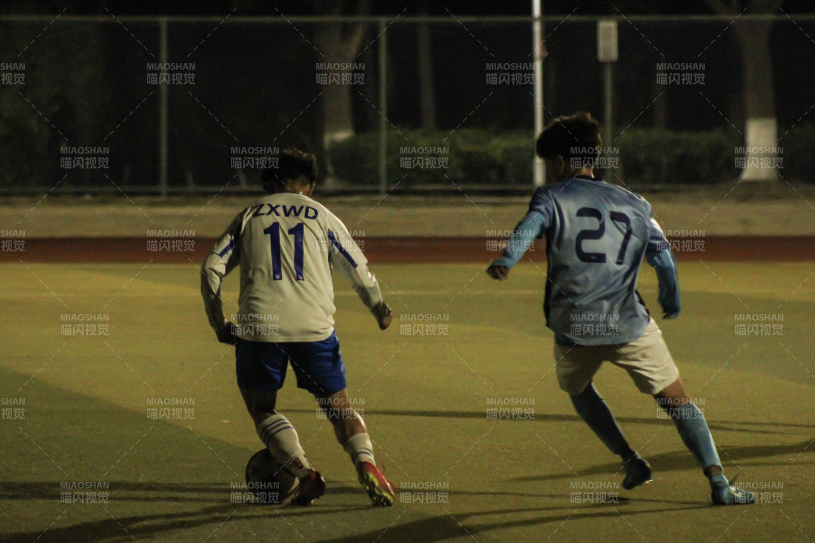 夜战足球对决图片