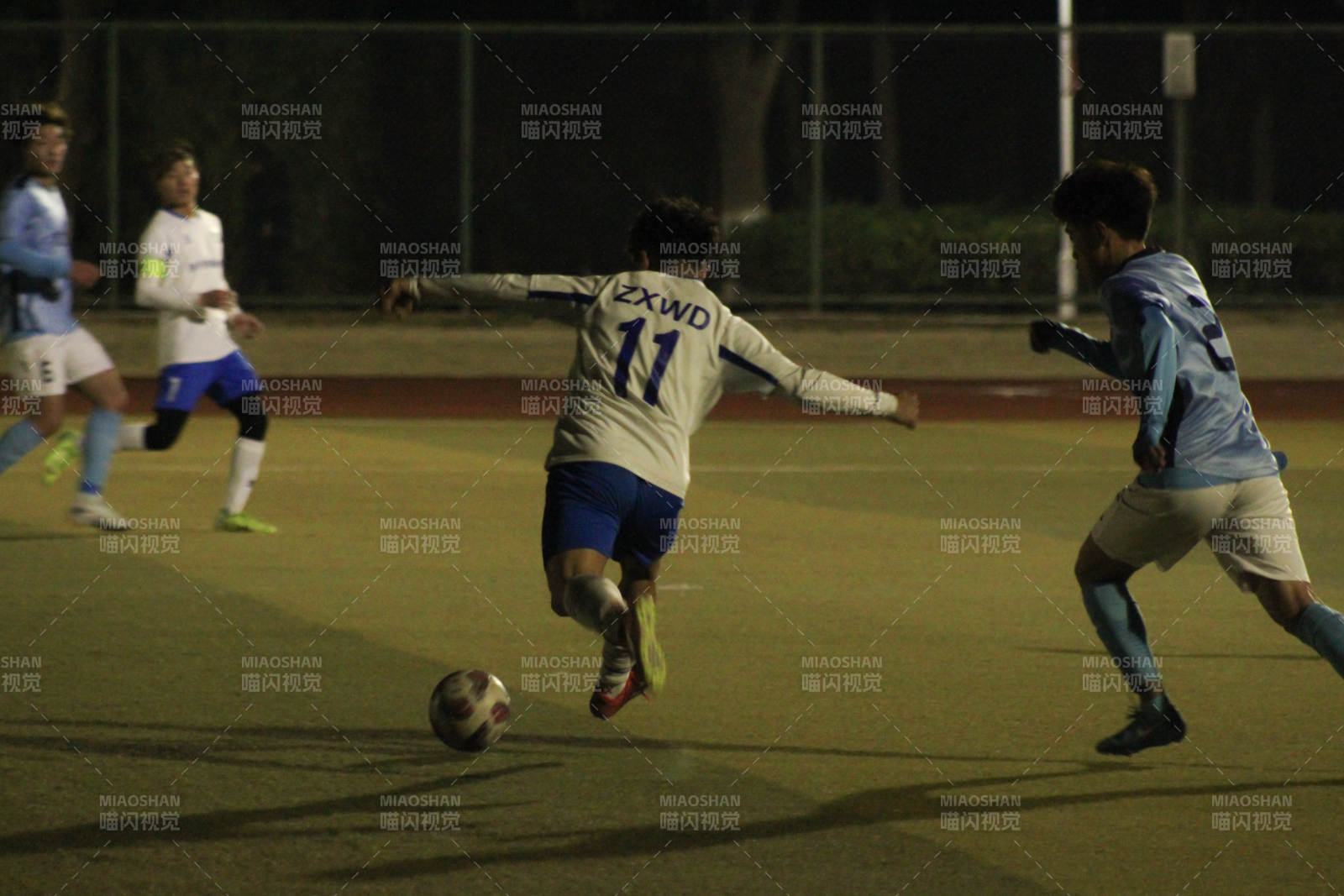夜战足球激烈对决图片