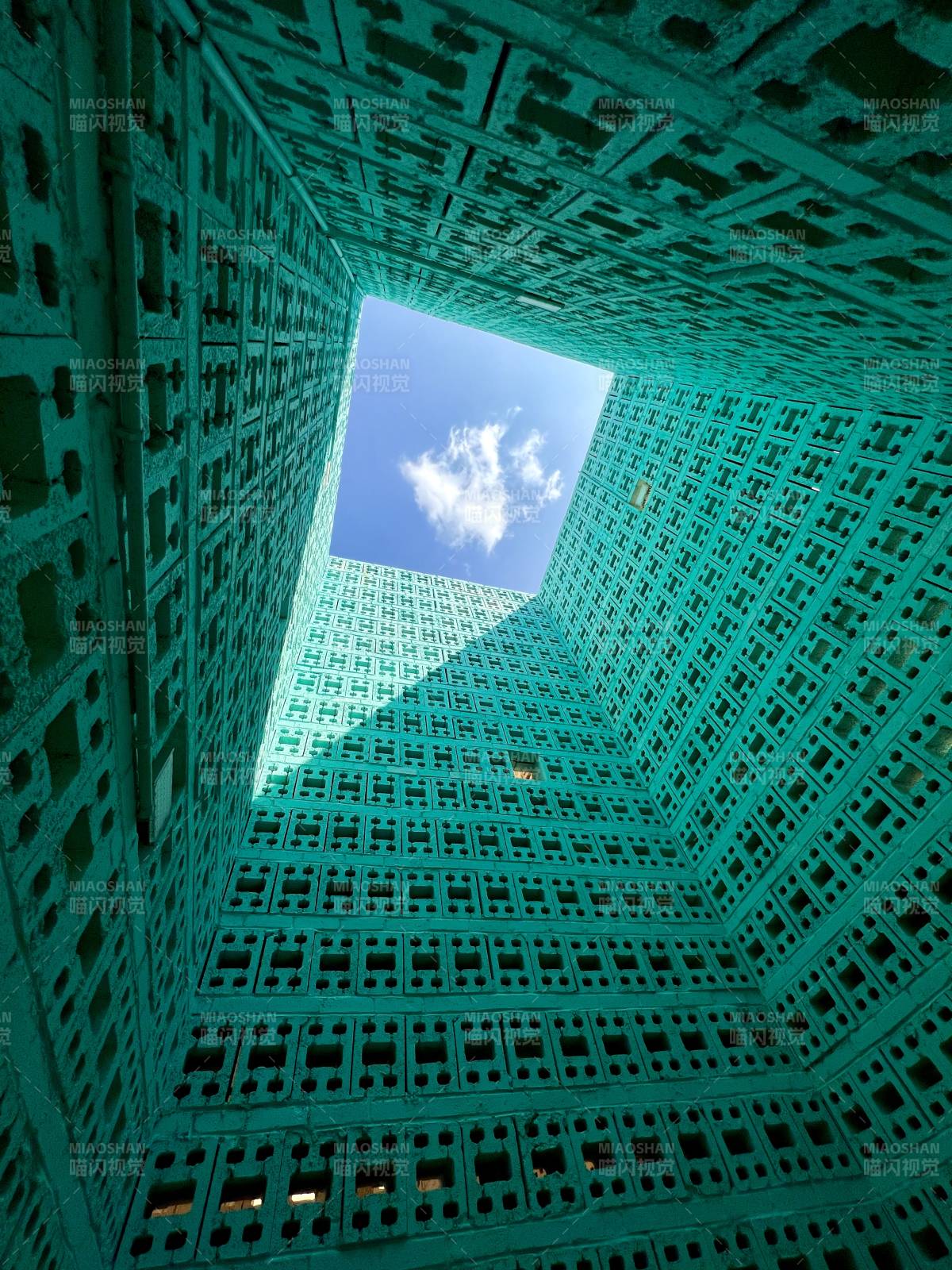 云南弥勒 东风韵 碧空下的几何迷宫图片