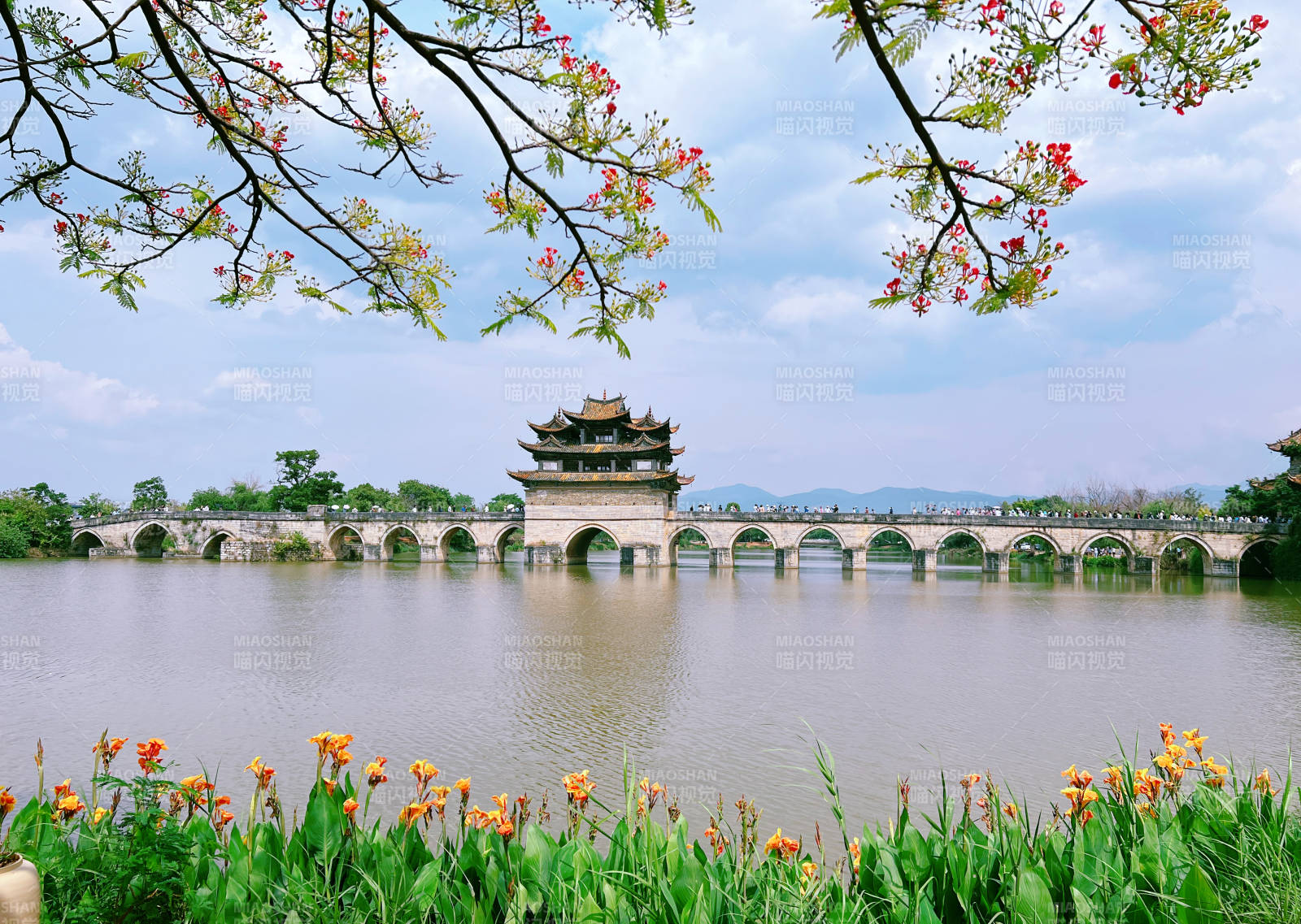 云南建水双龙桥 湖畔古桥春景图片