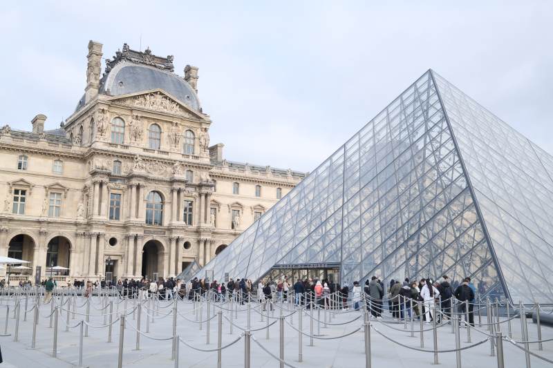 巴黎卢浮宫玻璃金字塔图片