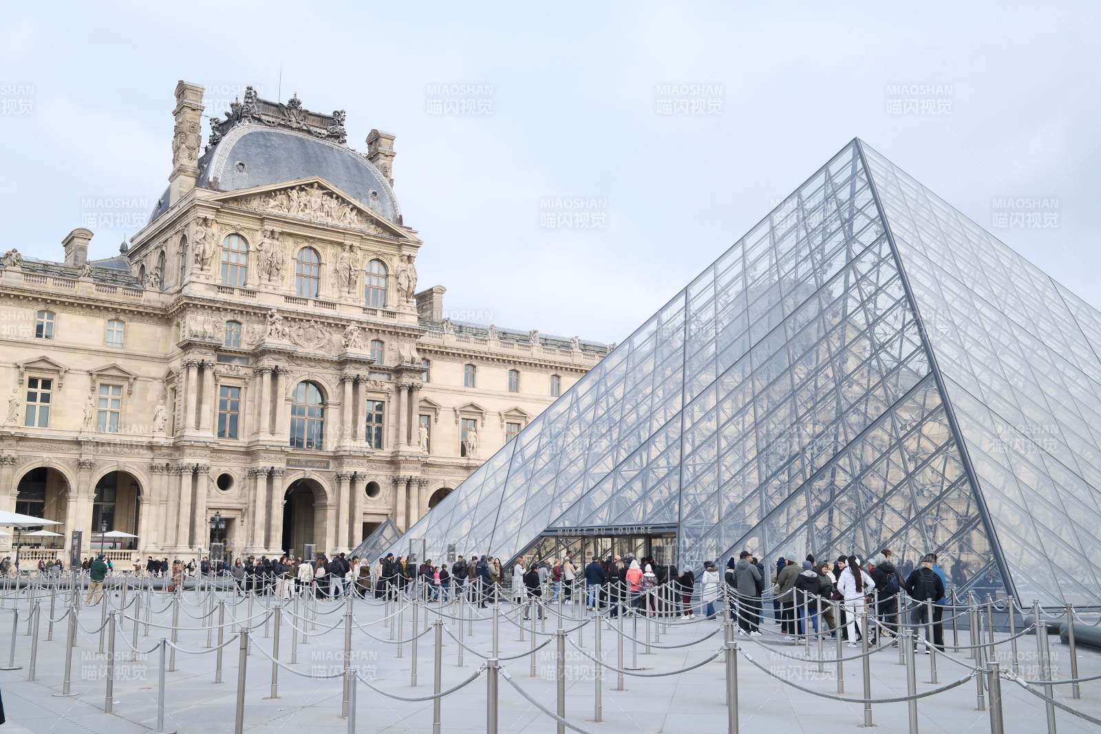 巴黎卢浮宫玻璃金字塔图片
