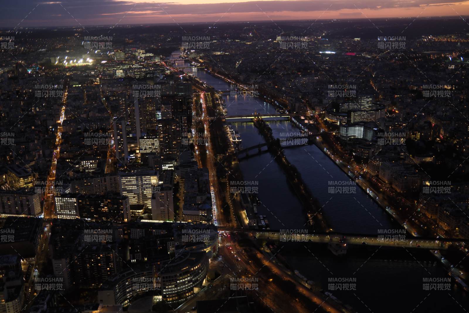 巴黎塞纳河城市夜景图片