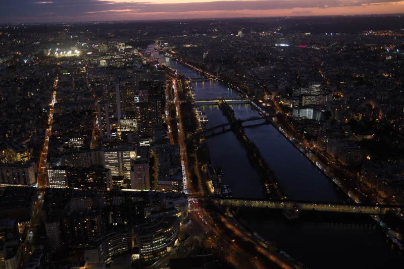 巴黎塞纳河城市夜景图片