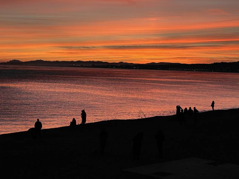 夕阳下的海滩剪影图片