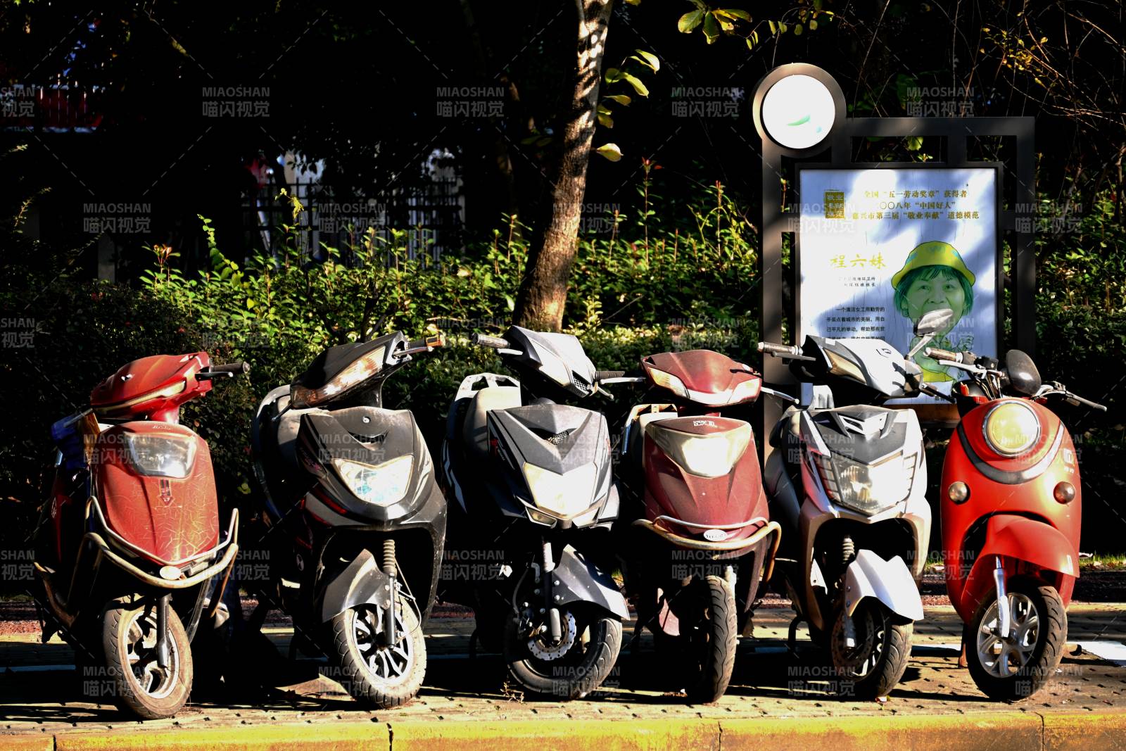 停放整齐的电动车图片