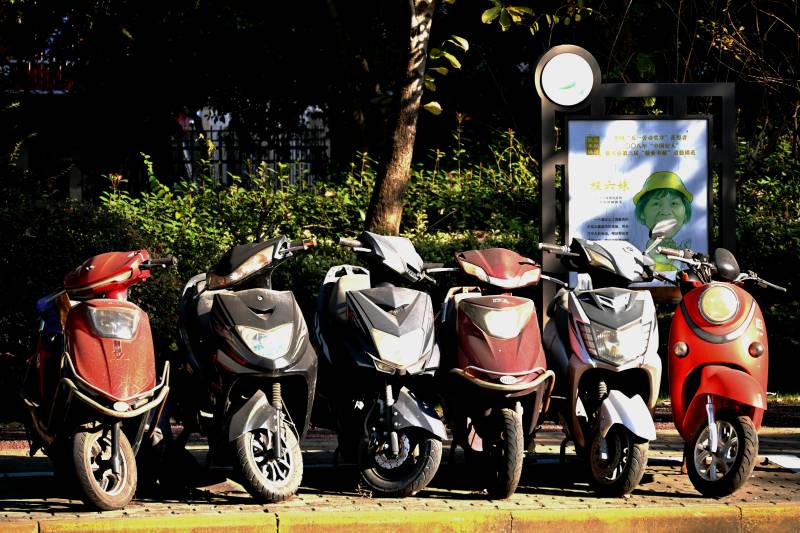 停放整齐的电动车图片