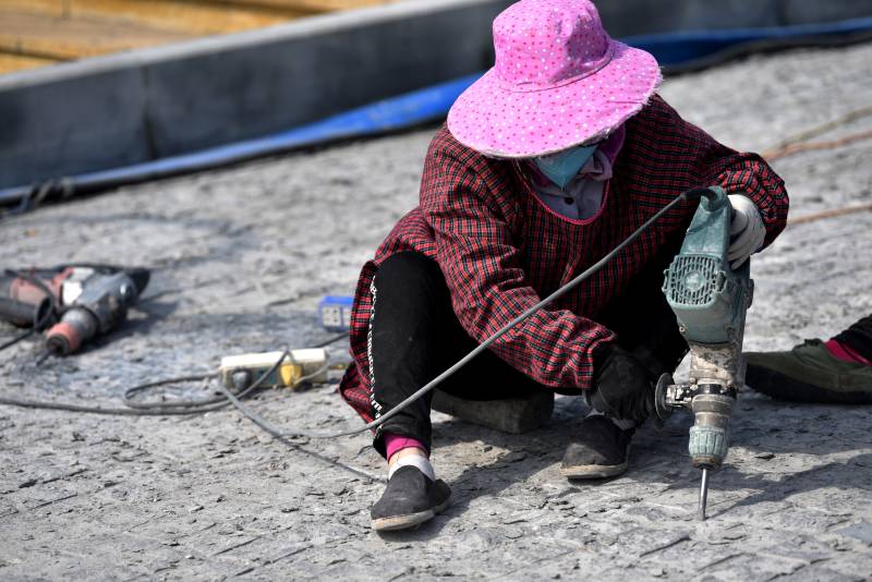 工人戴帽钻孔作业图片