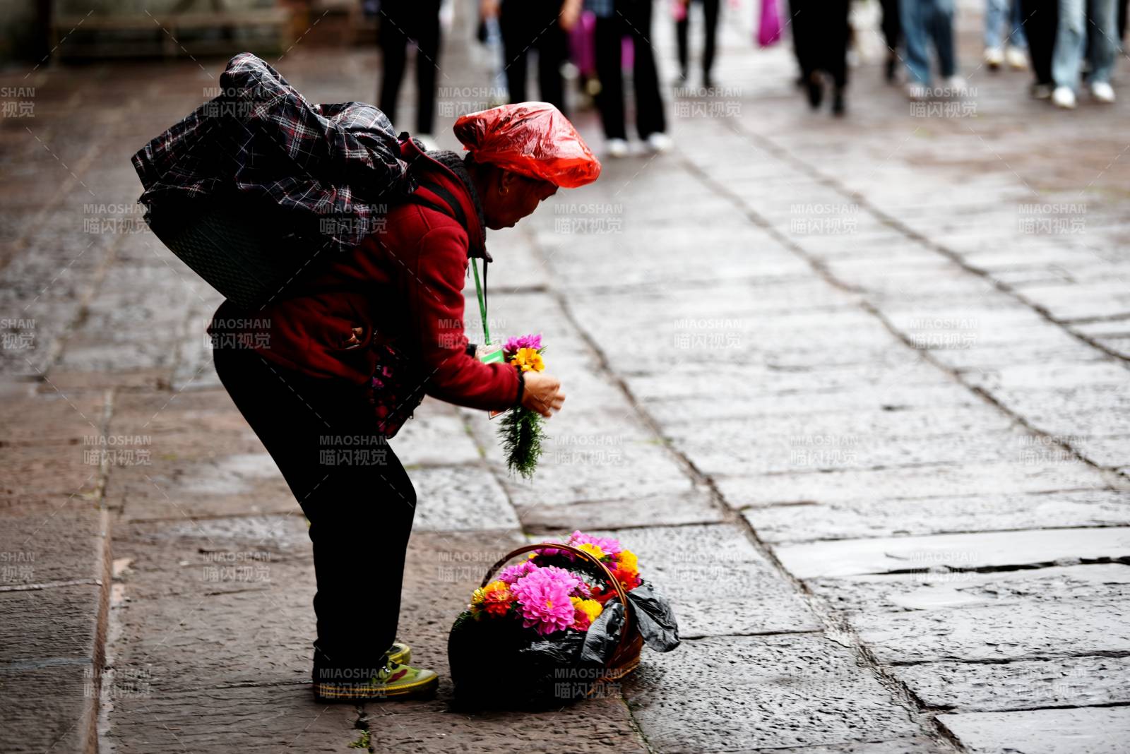 街头卖花人图片