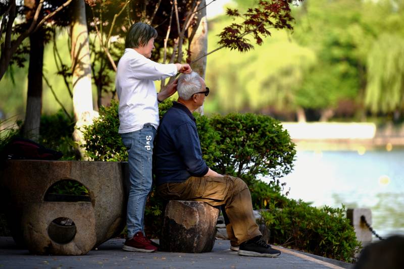 公园里为老人理发图片