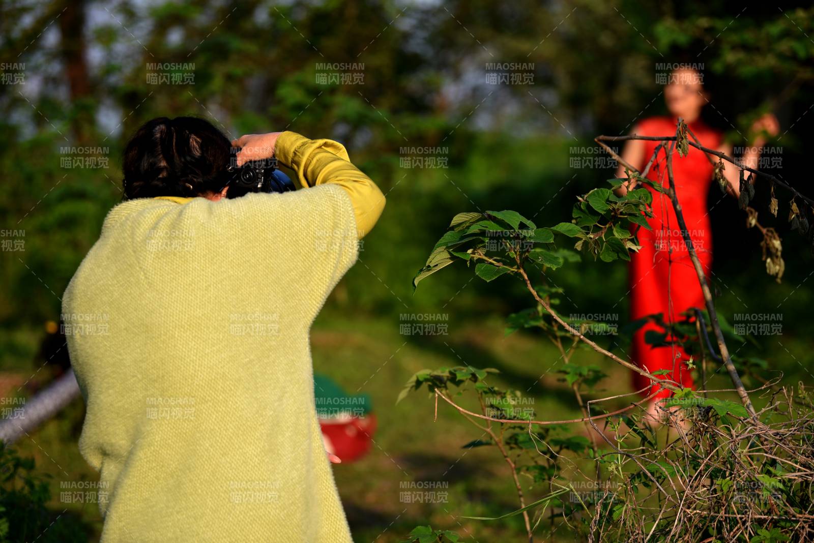 绿衣人为 红裙女模摄影图片