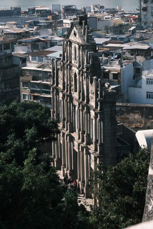 大三巴牌坊矗立城中图片