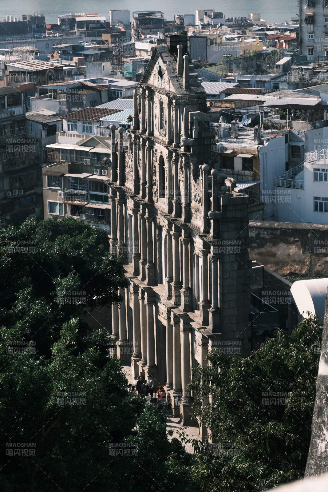 大三巴牌坊矗立城中图片