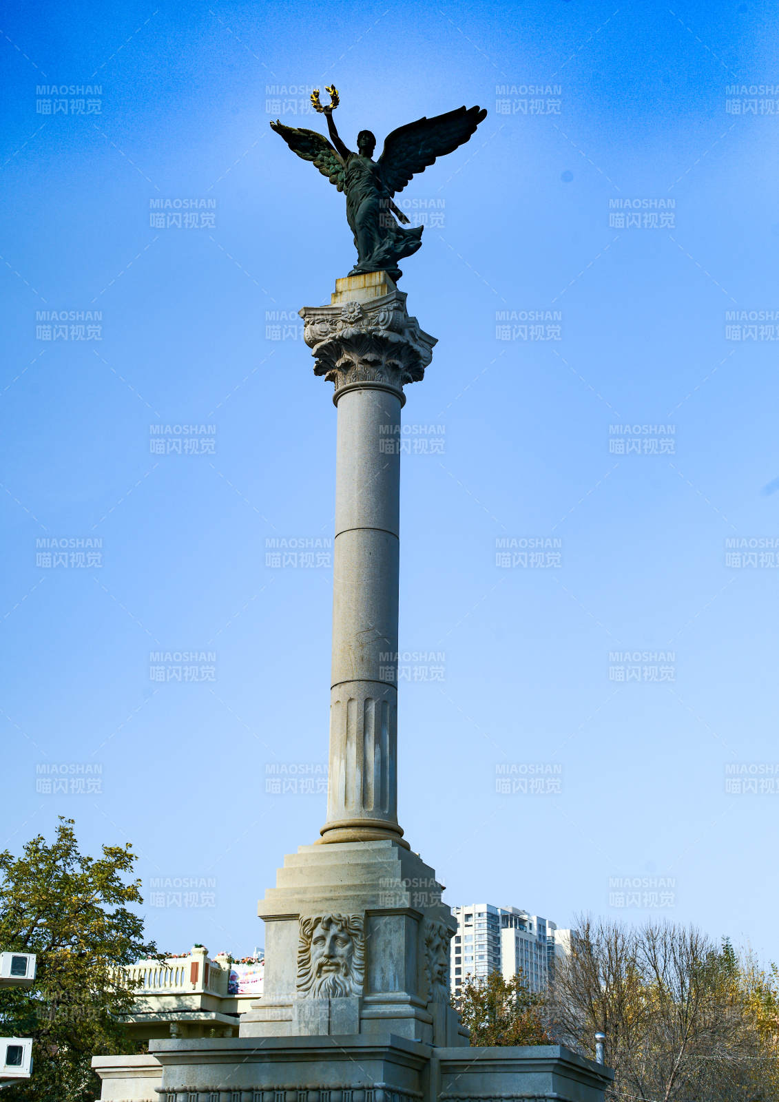 天津意式风情街—天使雕像高耸入云图片