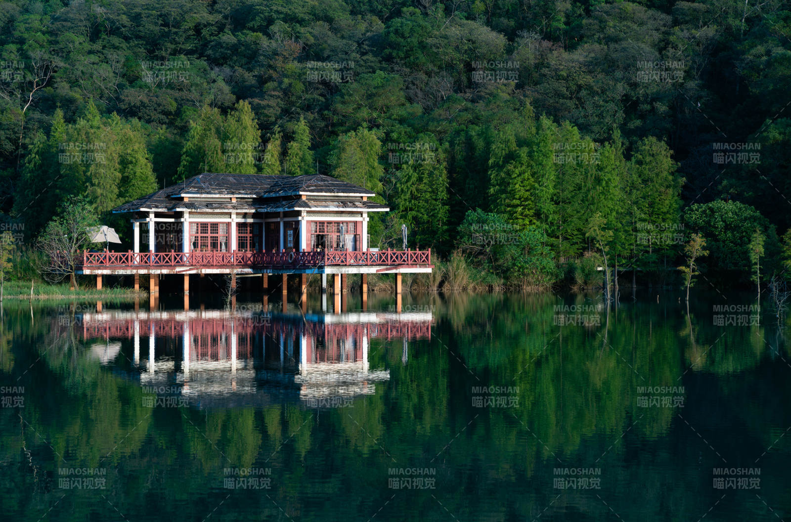 湖畔木屋倒影图片