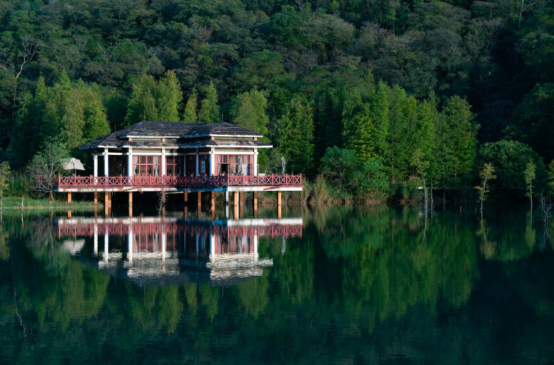 湖畔木屋倒影图片