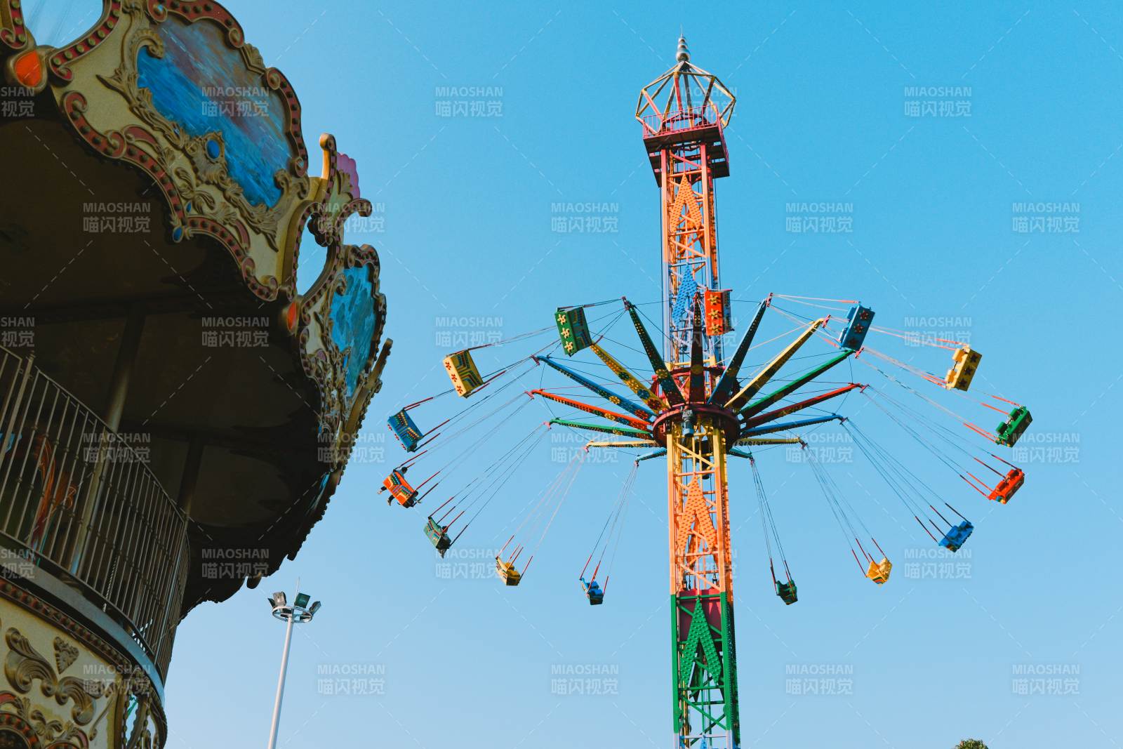 游乐场的旋转飞椅图片