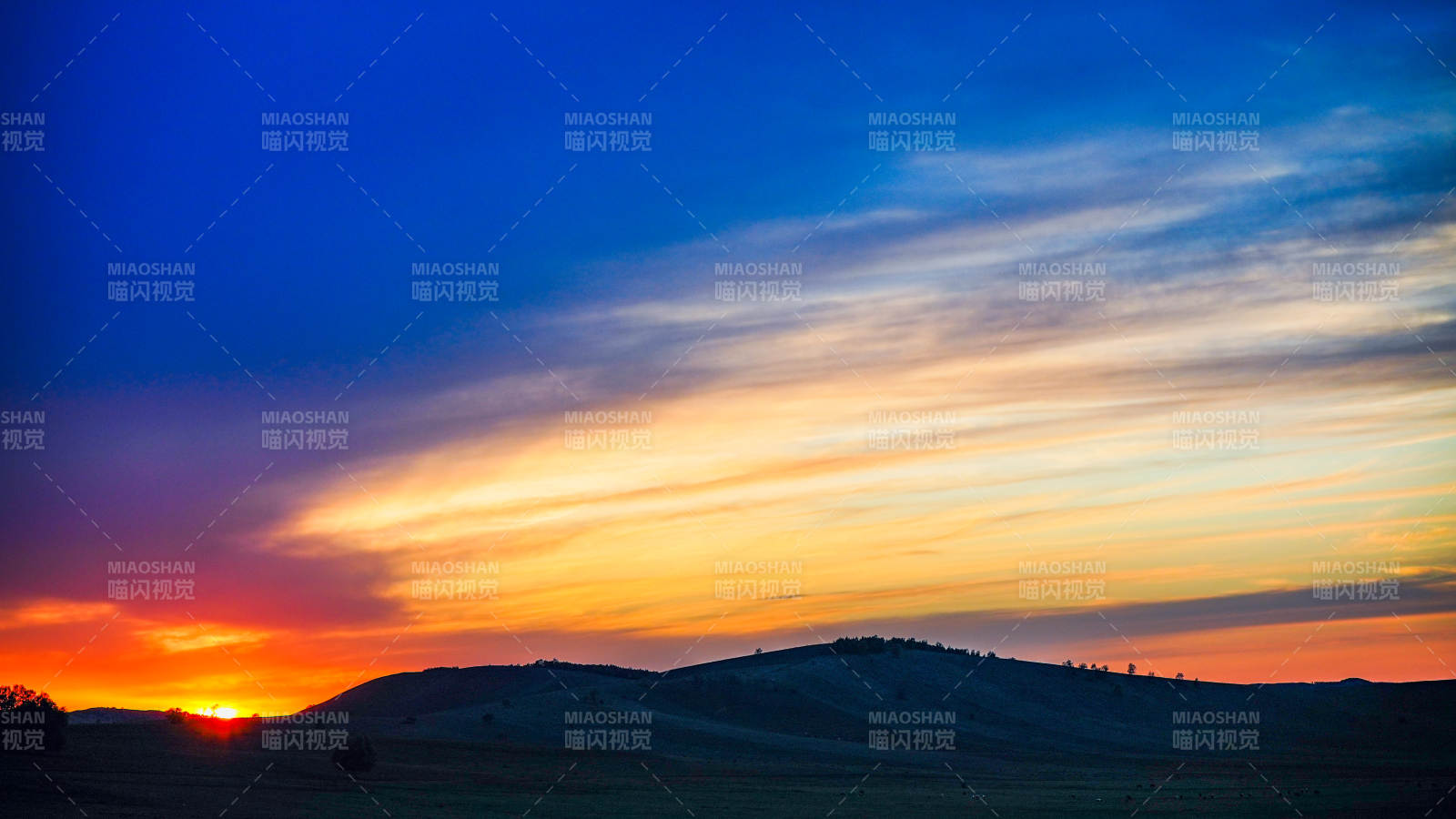 夕阳映山峦图片