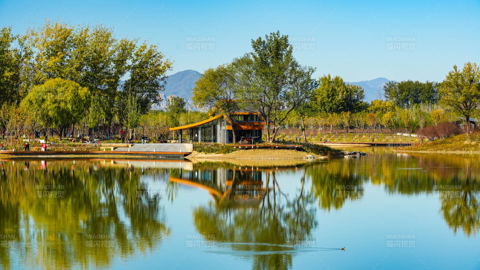 北京玉河湿地公园湖畔秋景如画图片