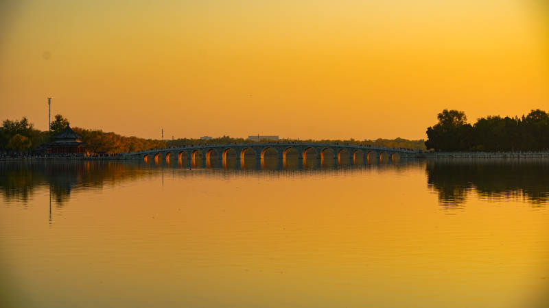 颐和园夕阳下的十七孔桥图片