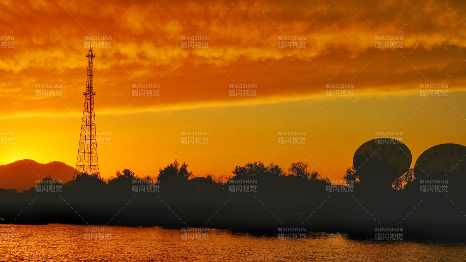 夕阳下的塔与湖图片