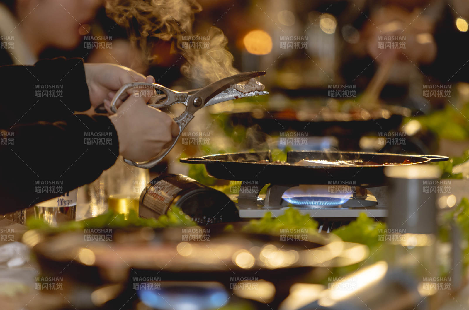 烟火缭绕的烹饪瞬间图片