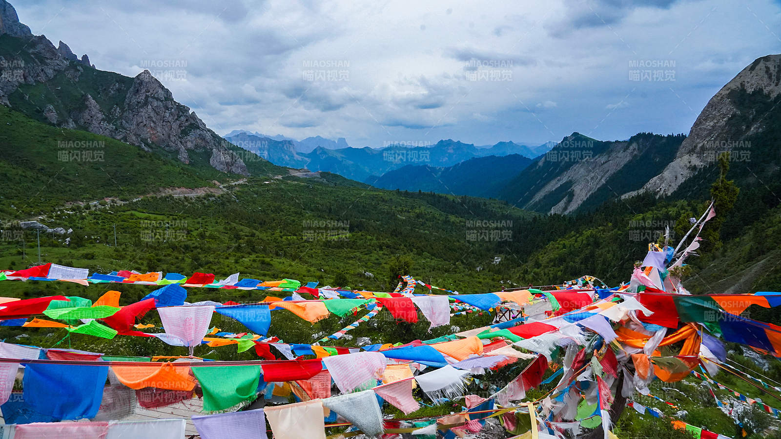 洛克之路经幡飘扬山间图片