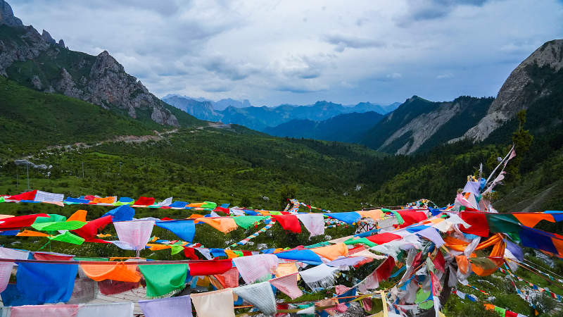 洛克之路经幡飘扬山间图片