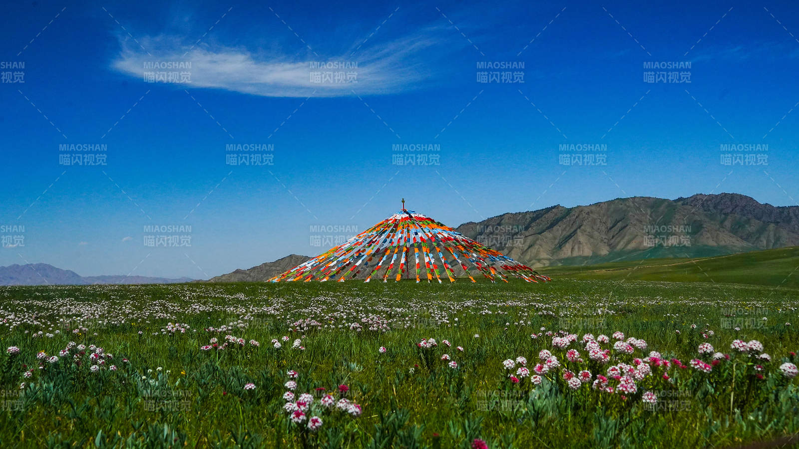 祁连花海彩塔映山峦图片