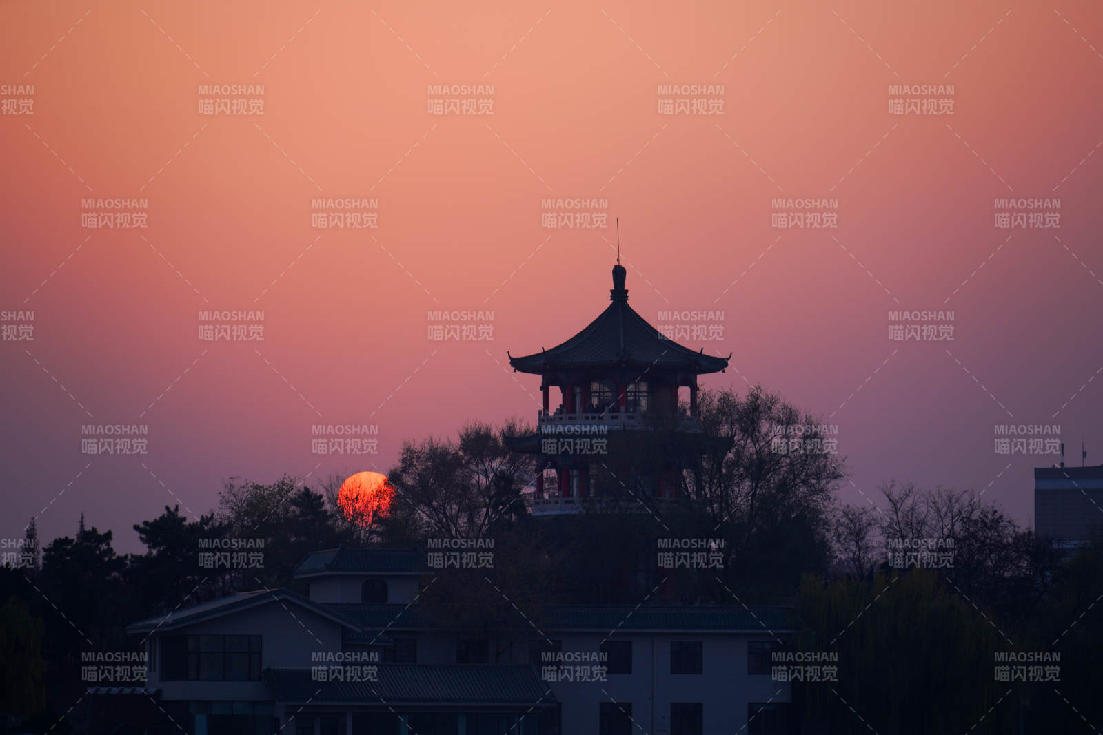 莱西月湖公园揽月楼落日图片