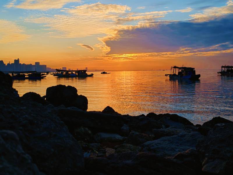 夕阳下的海港剪影 海岸 小船图片