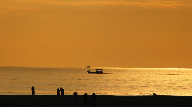 海边日落剪影图片