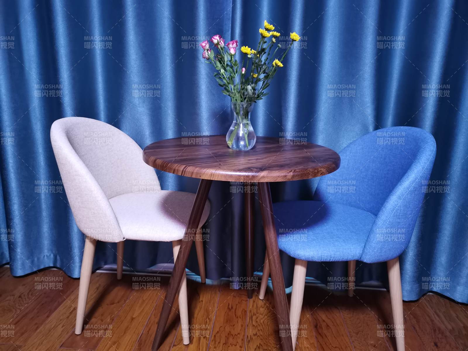 温馨双人餐桌椅图片