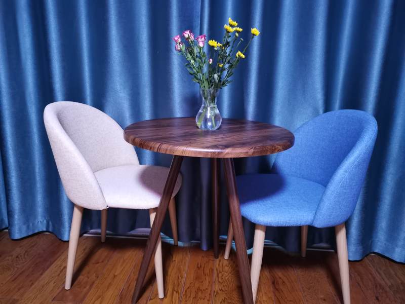 温馨双人餐桌椅图片