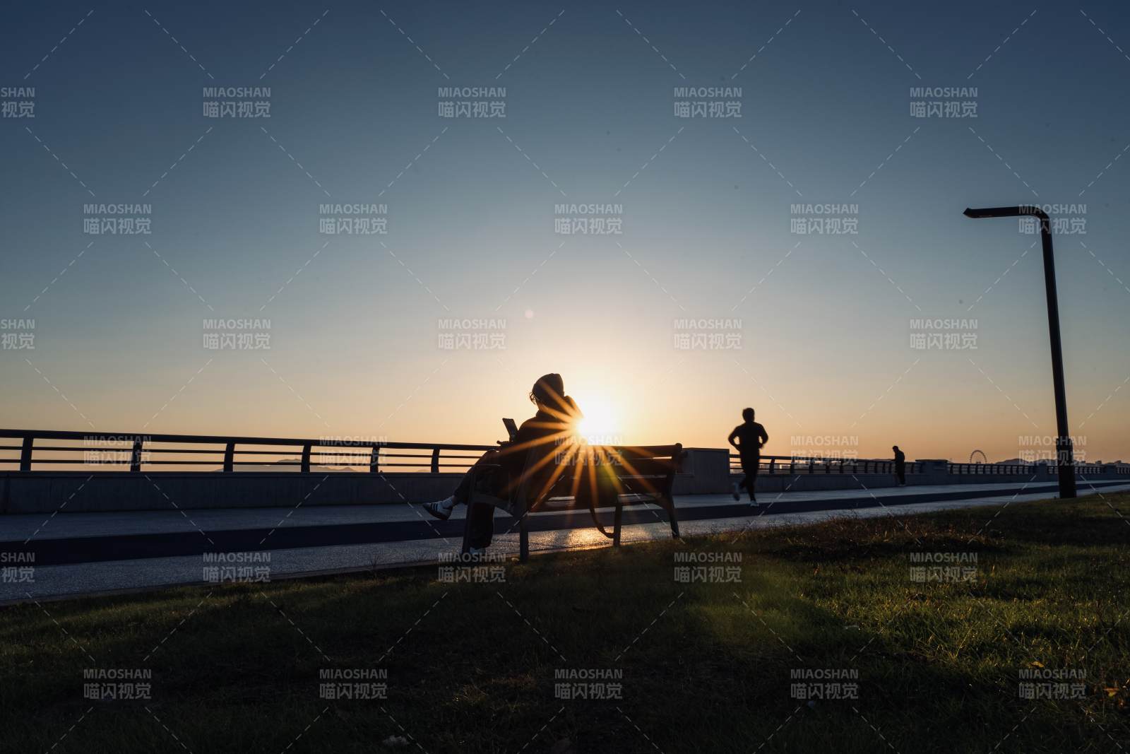 夕阳下的静谧时光图片