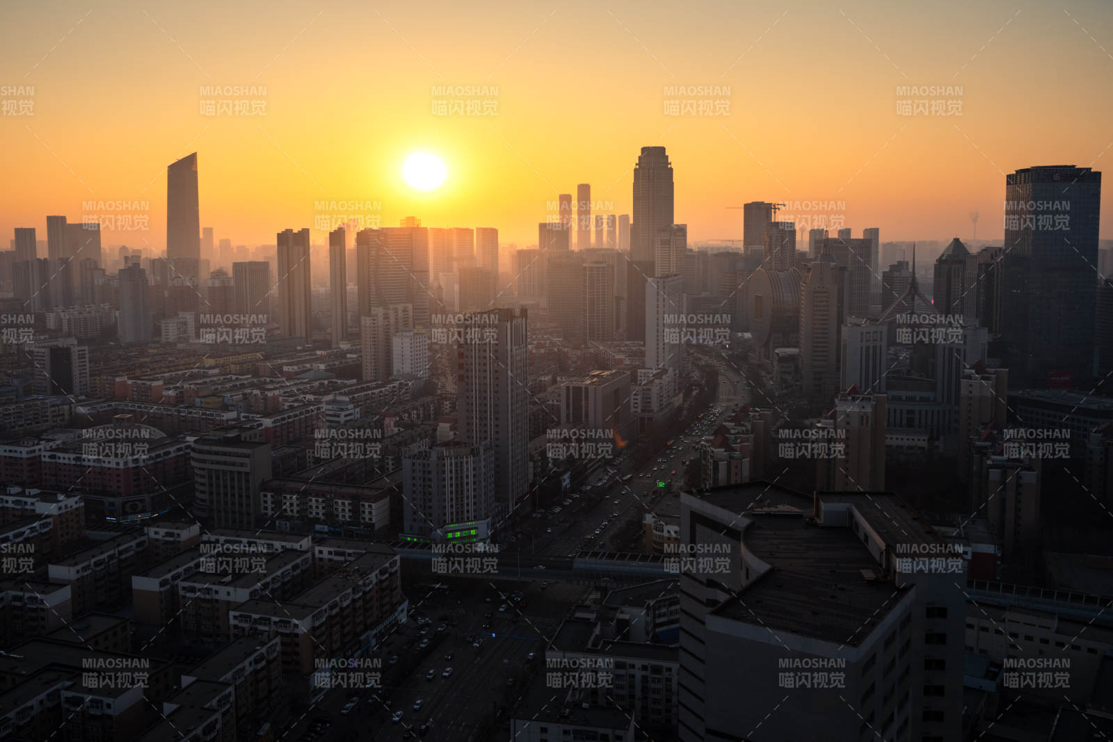 沈阳北站城市日出剪影图片