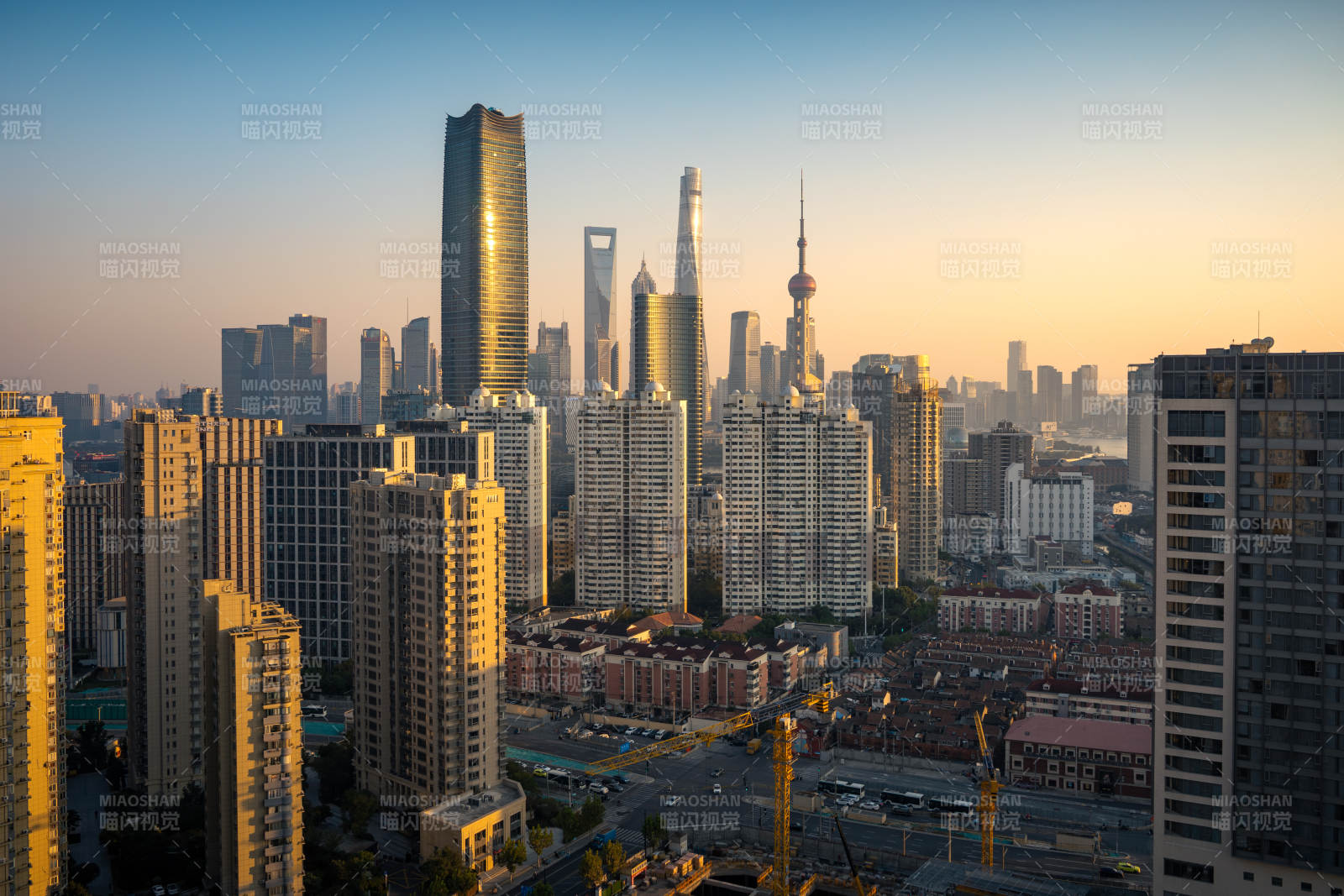 上海城市天际线晨光图片