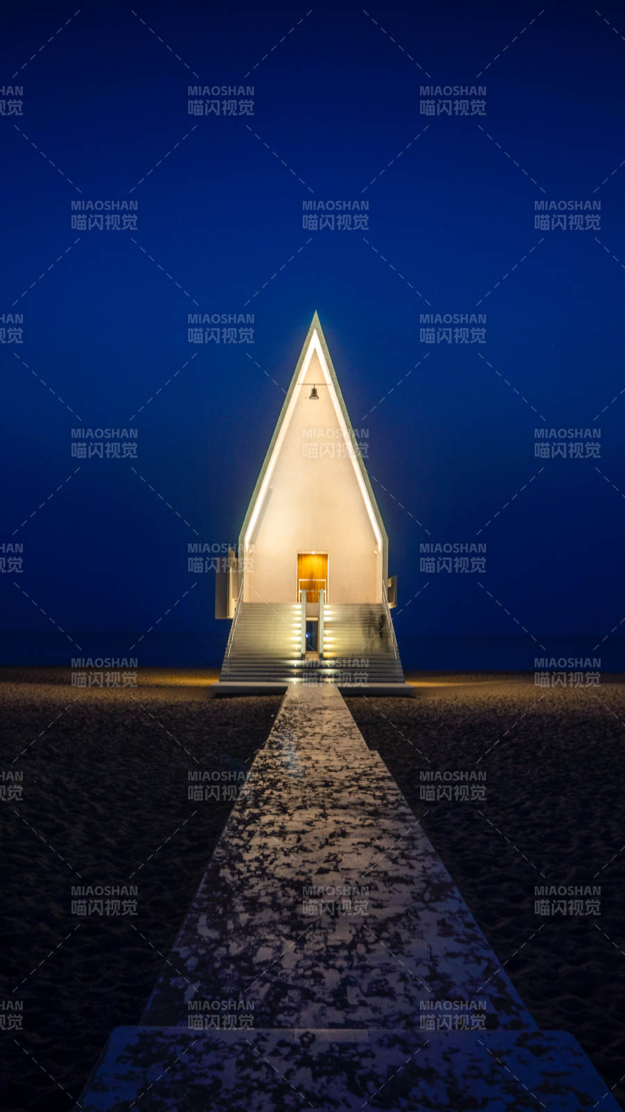 秦皇岛阿那亚社区夜幕下的三角灯塔图片