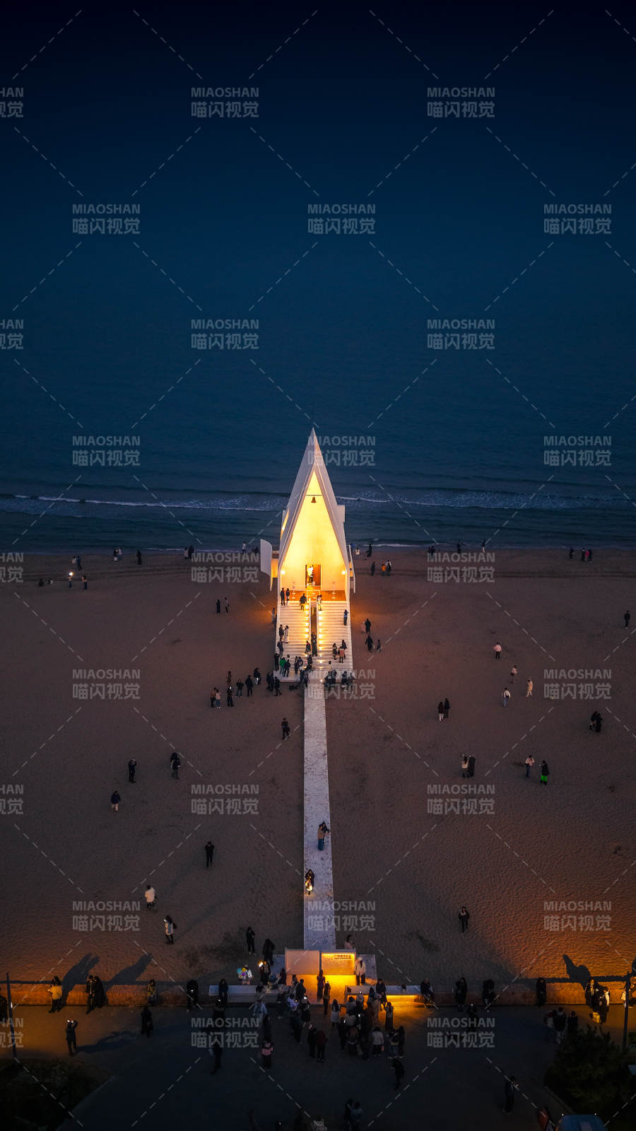 秦皇岛阿那亚海边教堂夜景图片