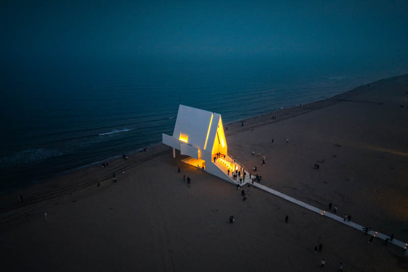 秦皇岛海边发光的三角建筑图片