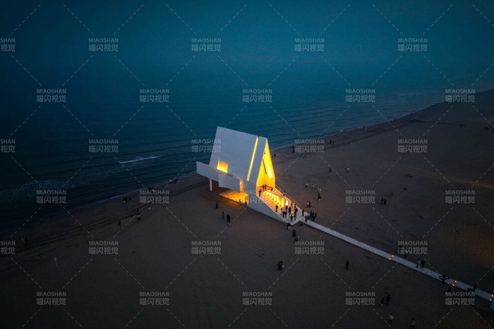 秦皇岛海边发光的三角建筑图片