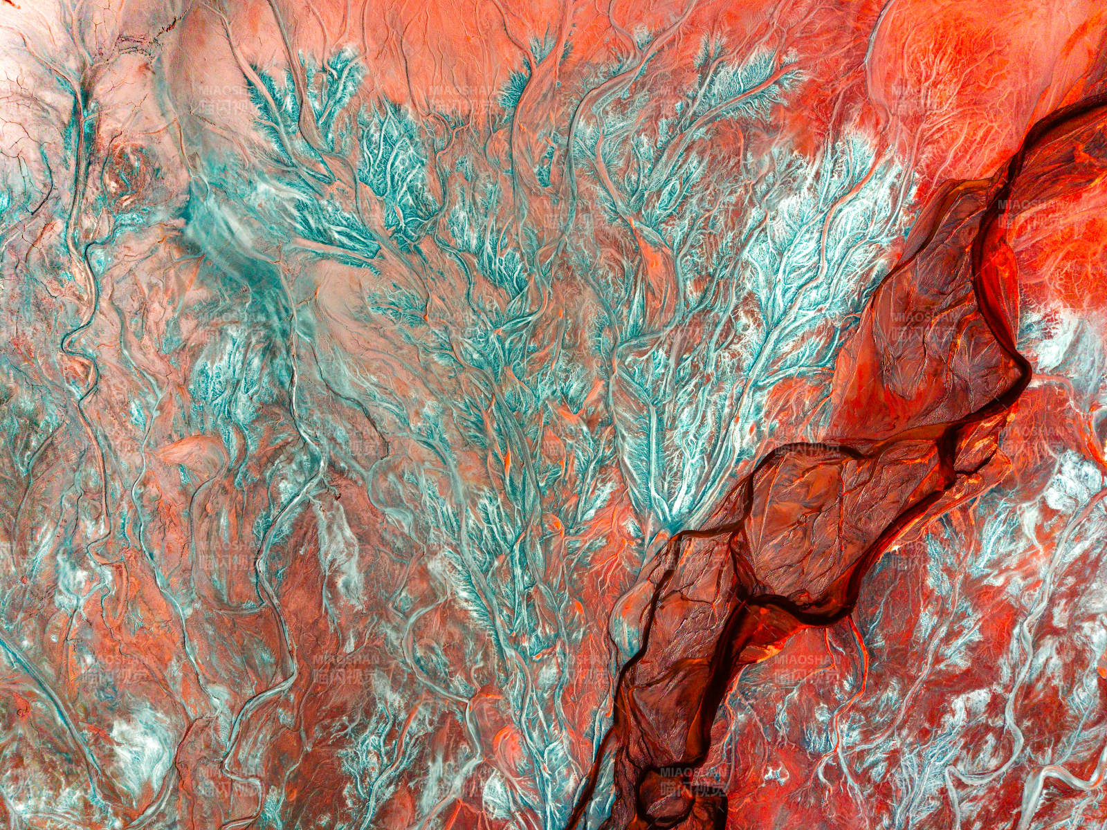 辽阳尾矿红岩绿脉图片