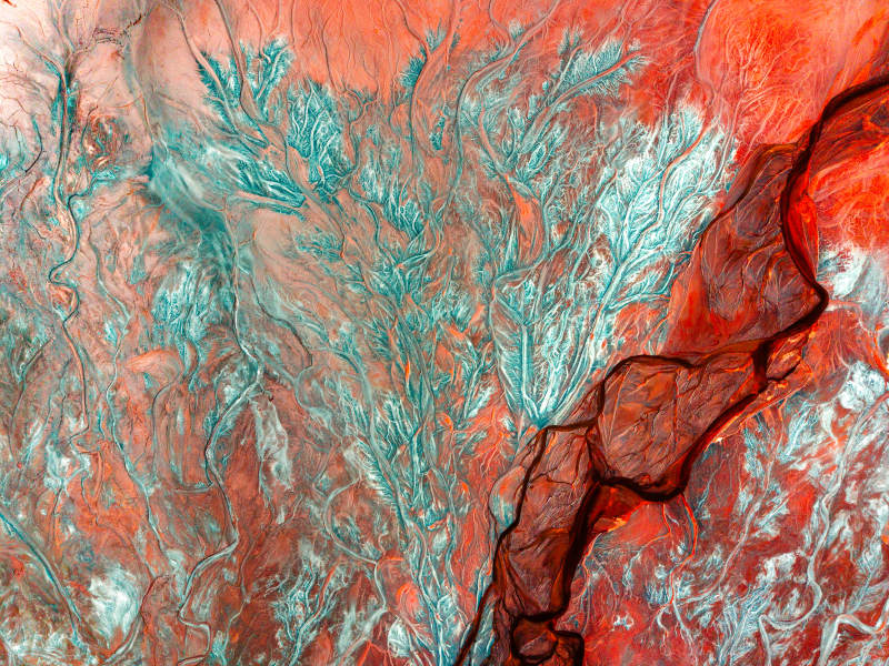 辽阳尾矿红岩绿脉图片