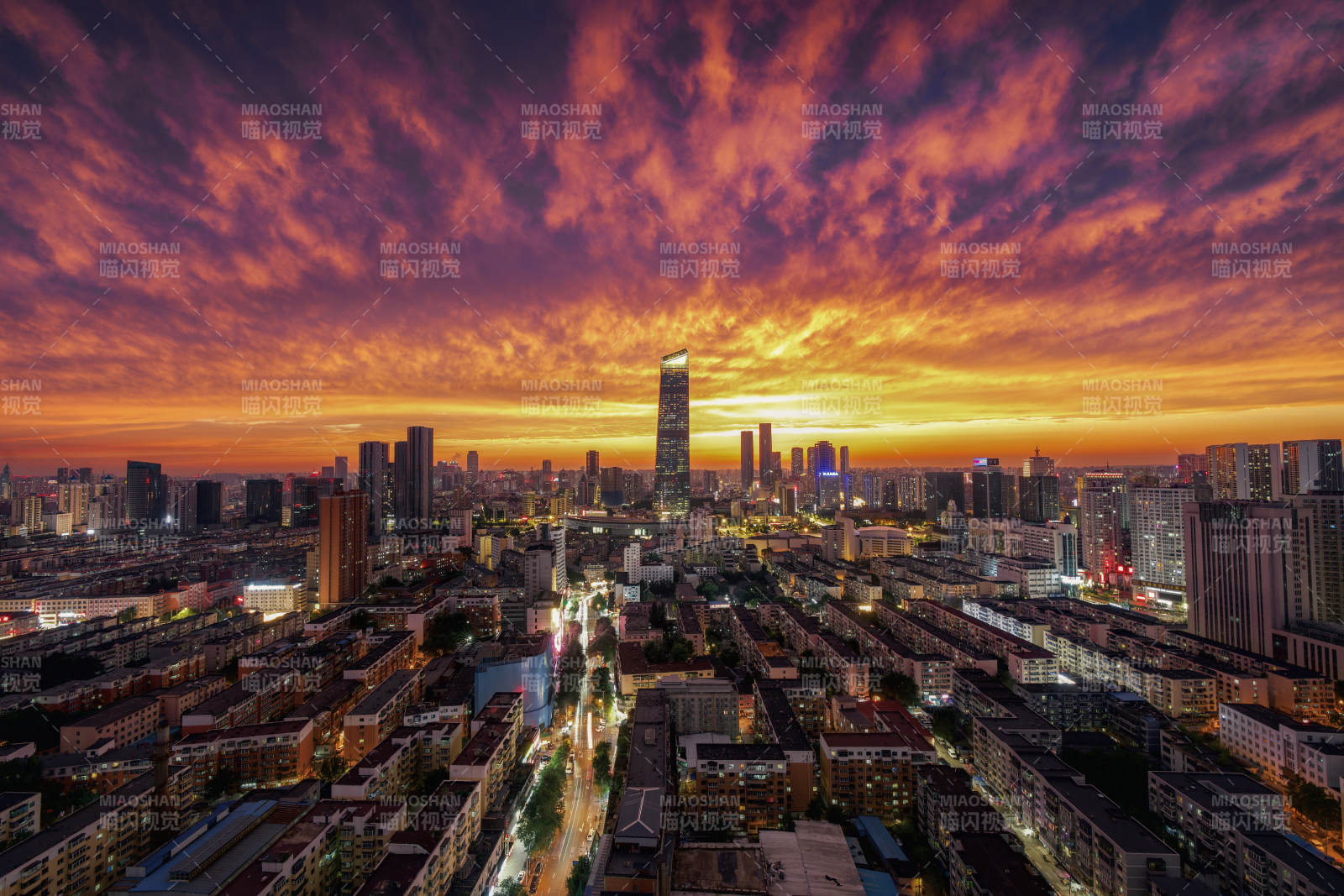 沈阳火烧云城市暮色璀璨图片