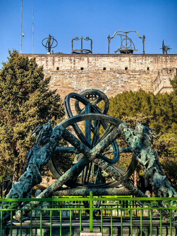 北京古观象台古天文仪器雕塑图片