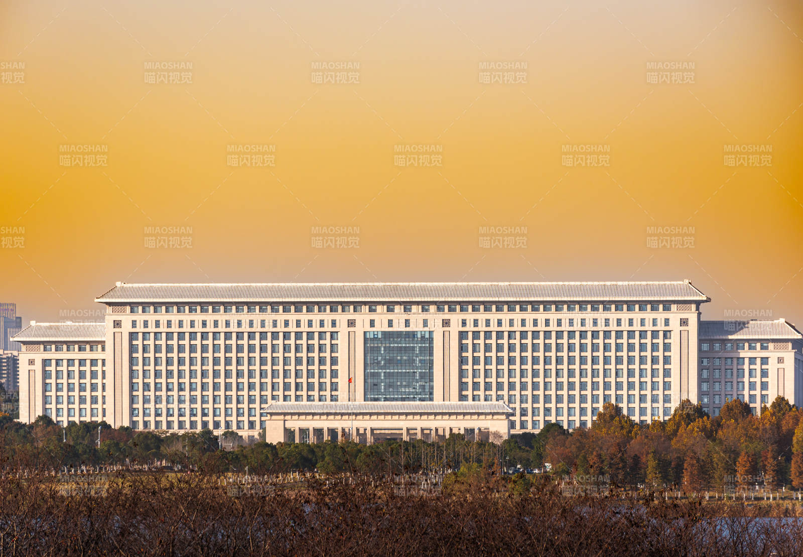 宏伟建筑晨光中安徽省政府大楼图片