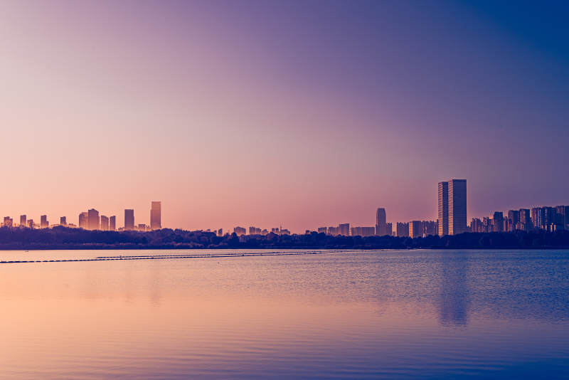 湖畔城市暮色方兴湖图片