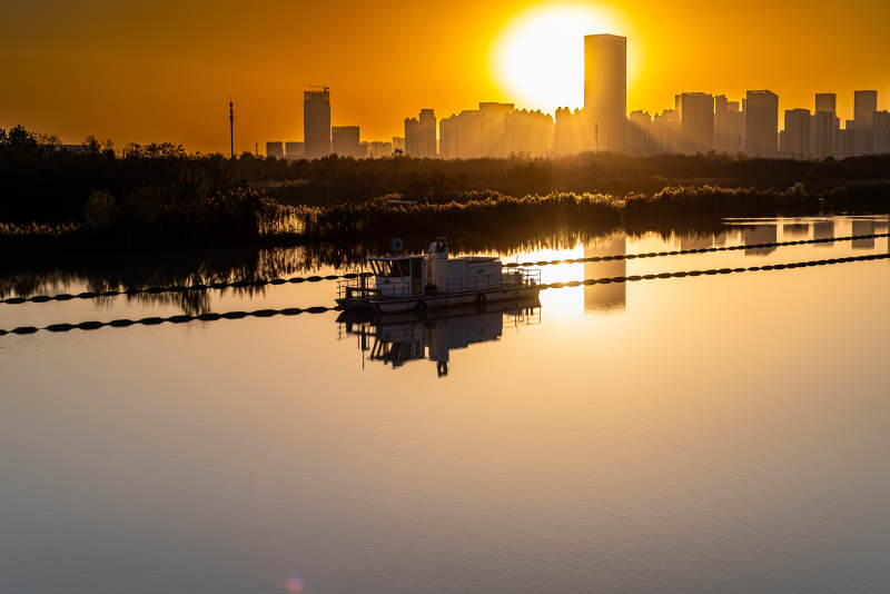 夕阳下的城市倒影金融中心图片