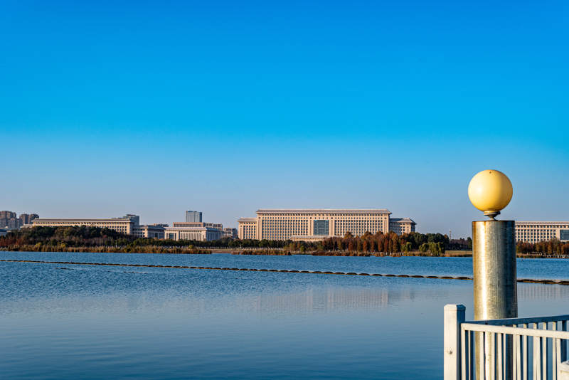 湖畔建筑风光远处的安徽省政府图片